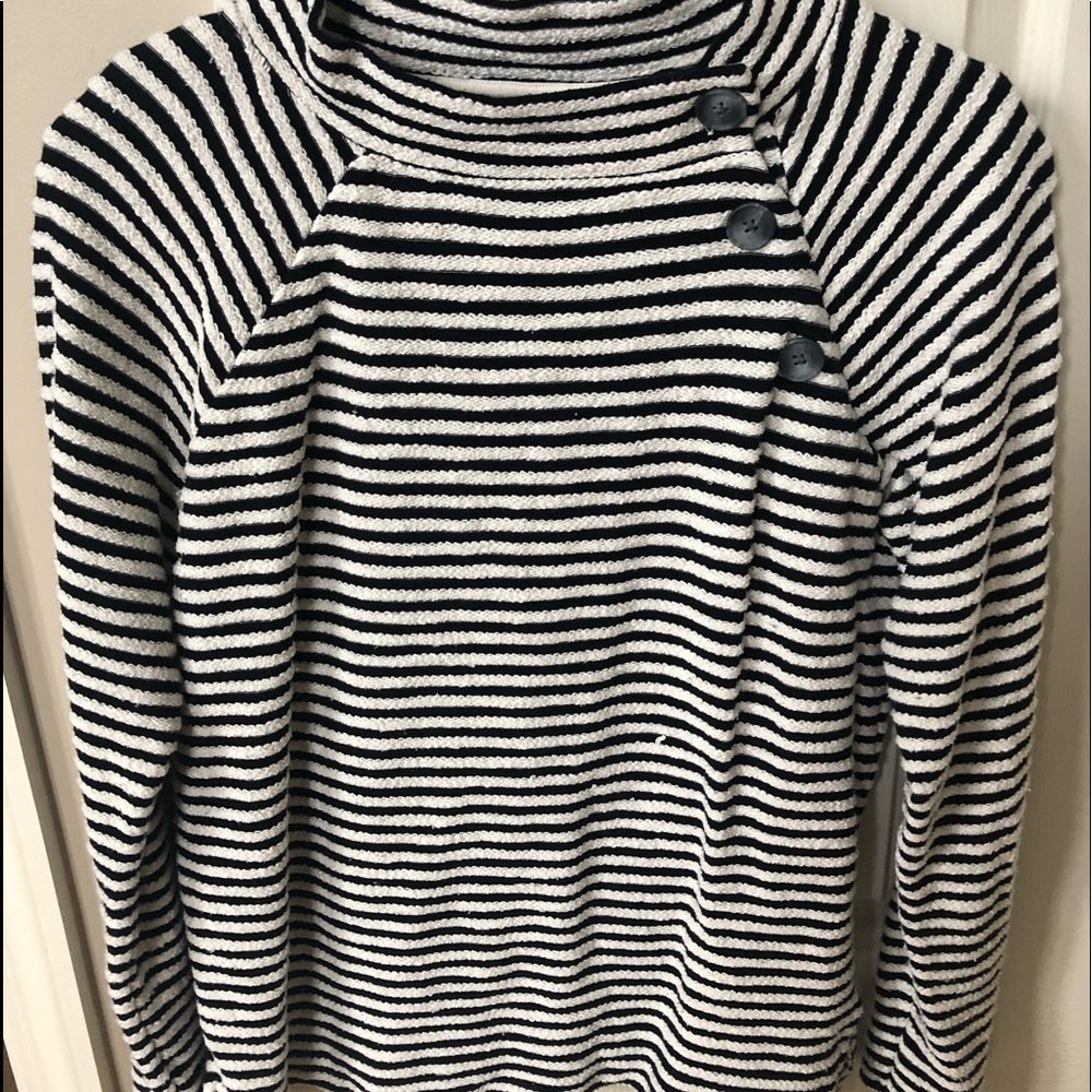 LOFT-Very cute, black stripe, button front detail top!